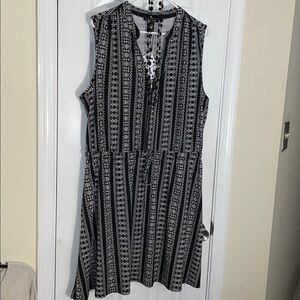 Robert Louis Black/White V-neckGeo Sleeveless Dress 2X